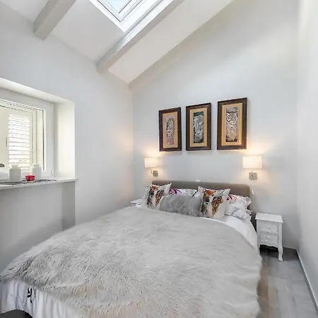 Jully With Swimming Pool Apartment Babino Polje