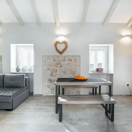 Jully With Swimming Pool Apartment Babino Polje